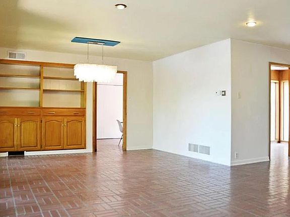 4th image of 631 Westwood Dr