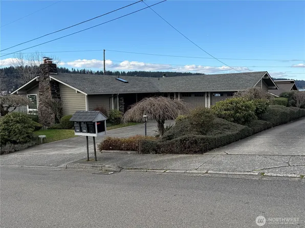 1100 N 38th Street, Renton, WA 98056