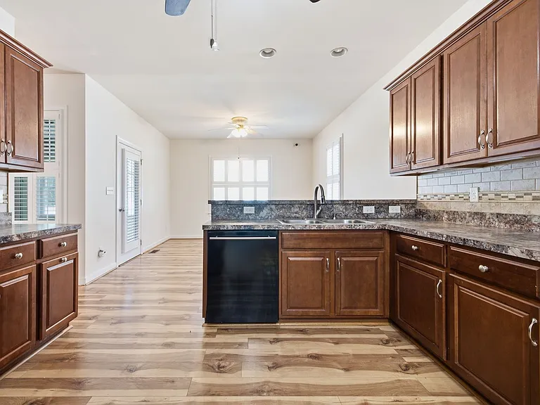 6613 Saint Laurence Dr — Photo 7
