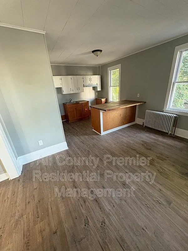 3 bed, 1.0 bath, 1100 sqft, $2,000 — Photo 1