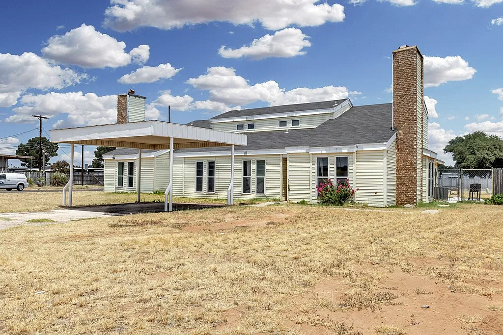 3 bed, 2.0 bath, 2496 sqft, $1,750 — Photo 3