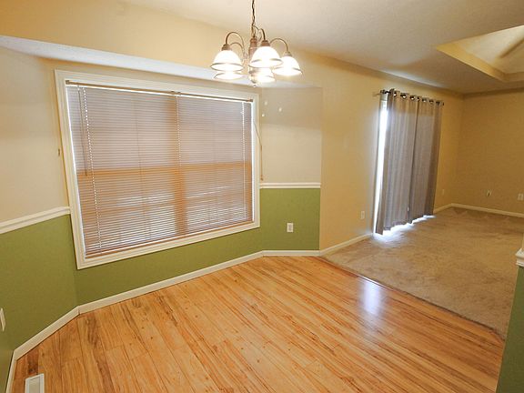 5th image of 102 W Willowridge Ln