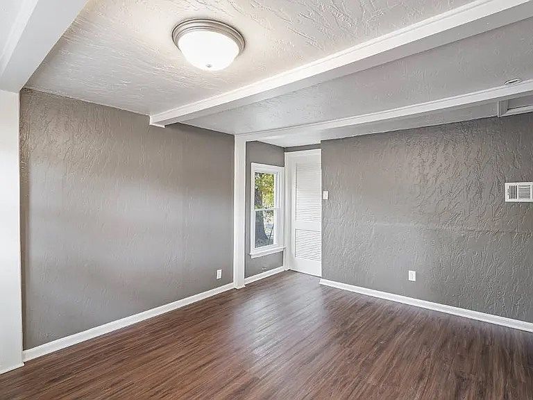 1st image of 972 E 88th St APT 103