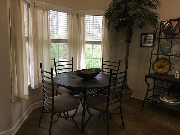 Breakfast Nook w Furniture