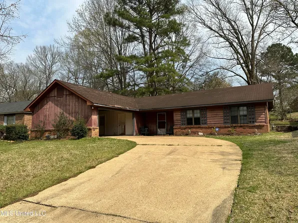 1120 Oak Glen Pl, Jackson, MS 39212