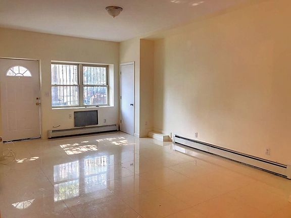 3rd image of 1041 Hall Pl #1C