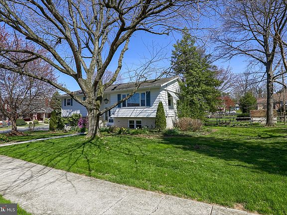 4th image of 215 E Washington Ave