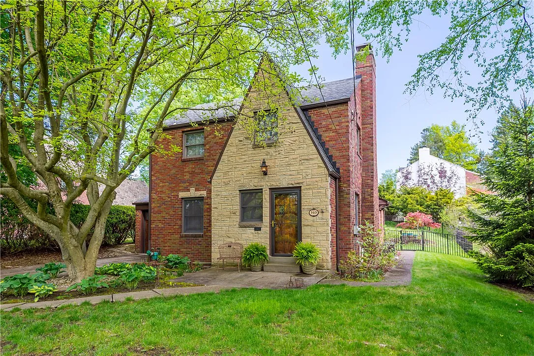 303 Thompson Dr photo 1