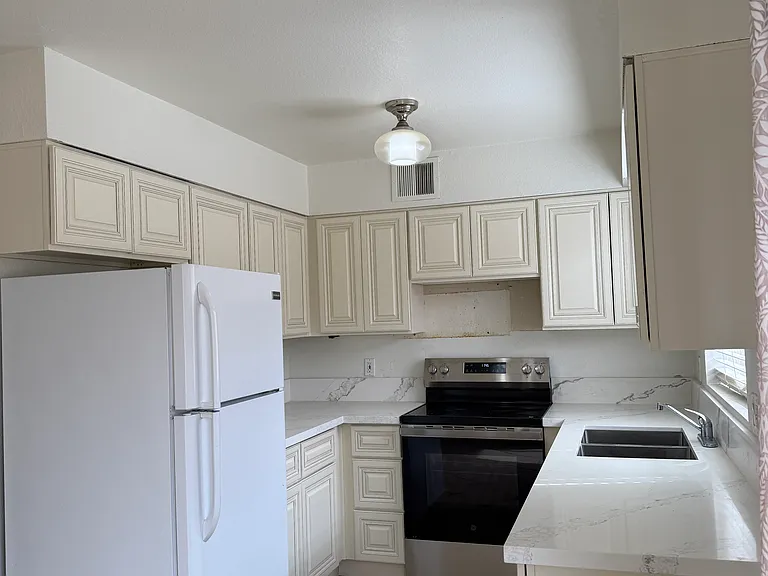 735 N Arrowhead Dr #3 — Photo 9