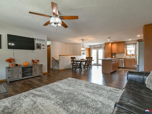 5th image of 225 East St