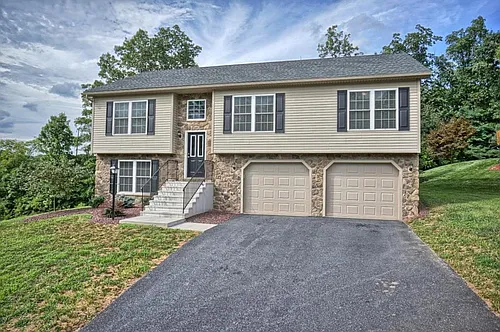 654 Cornhill Rd Photo 1