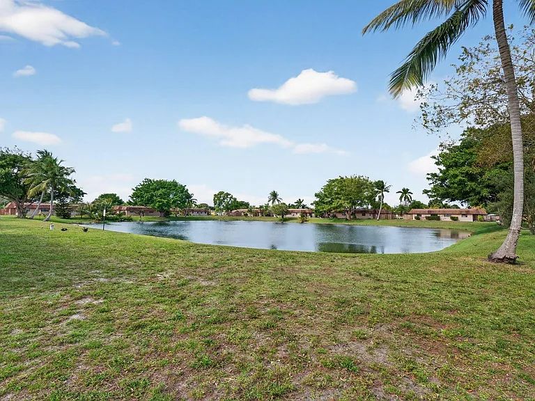 Lakeside Villas — Photo 1