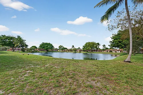 Lakeside Villas Photo 1