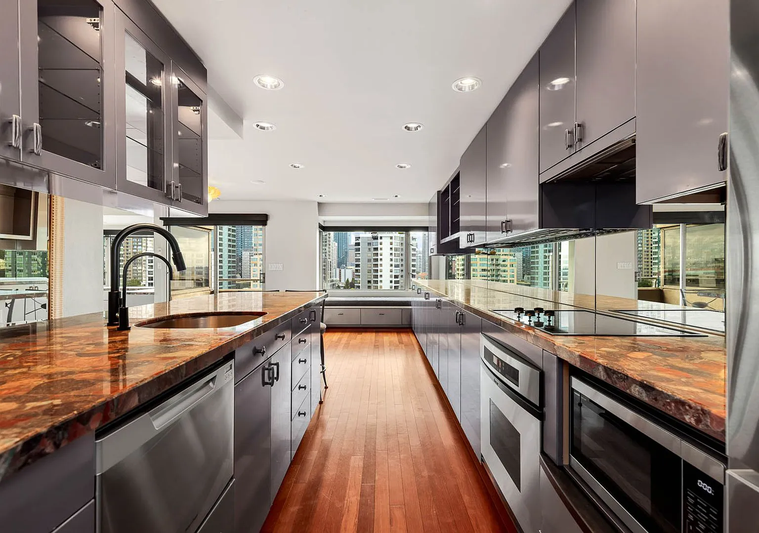 Luxury Seattle Living with Panoramic Views, Resort-Style Amenities & Concierge — Photo 3