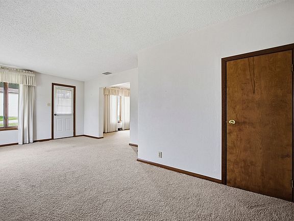 5th image of 209 W Johnson St