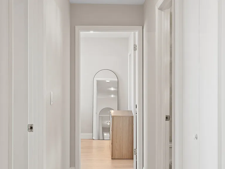 27-16 41st Ave #Penthouse 8I — Photo 8
