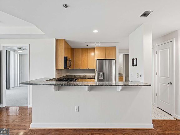 5th image of 3338 Peachtree Rd NE APT 1810