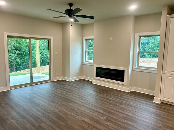 3rd image of 1105 River Oaks Dr