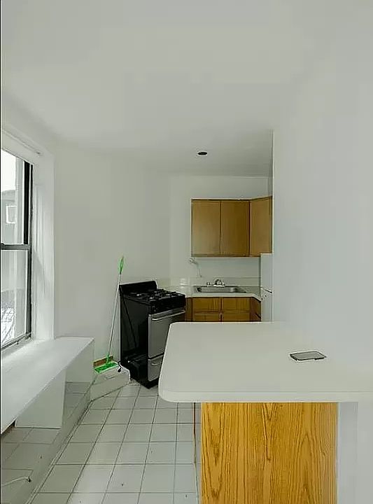 2nd image of 18 King St #3