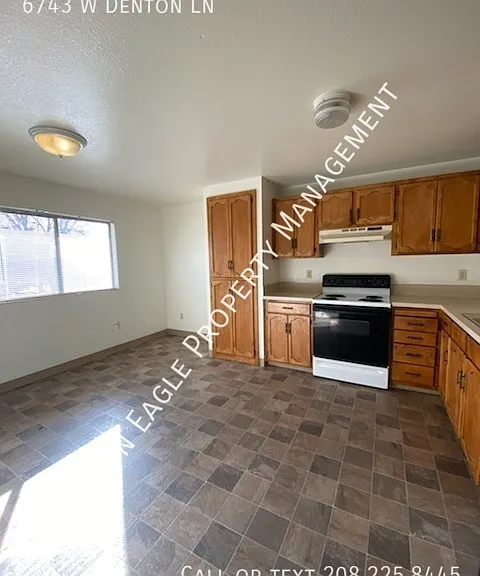 6743 W Denton Ln — Photo 2