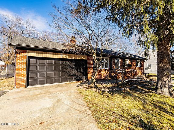 3rd image of 215 Sunset Lane