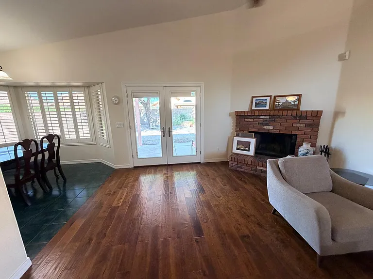 2560 S Vineyard — Photo 10