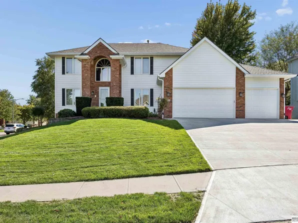 801 Graham Dr, Papillion, NE 68046