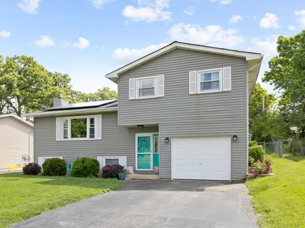 221 Cedarwood Ln, Antioch, IL 60002