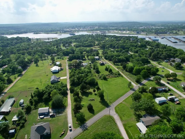 Quapaw Dr, Eufaula, OK 74432