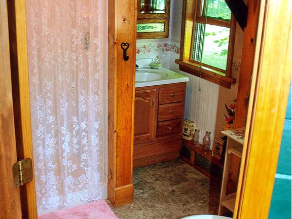 1ST. FLOOR BATH