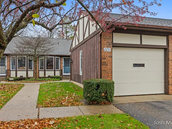 2251 Radcliff Cir SE #74, Grand Rapids, MI 49546