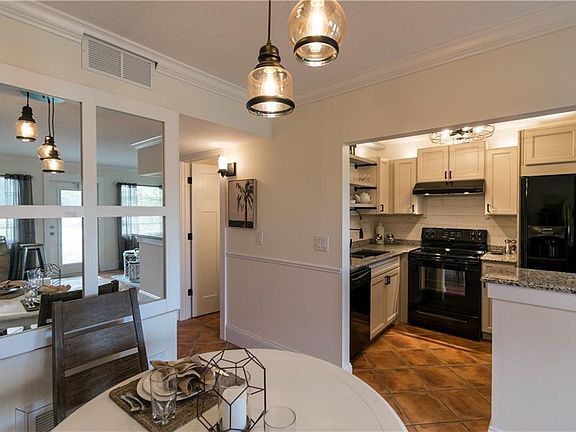 3rd image of 72 Royal Oak Ct