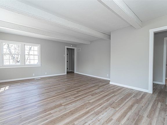 5th image of 411 Crane St