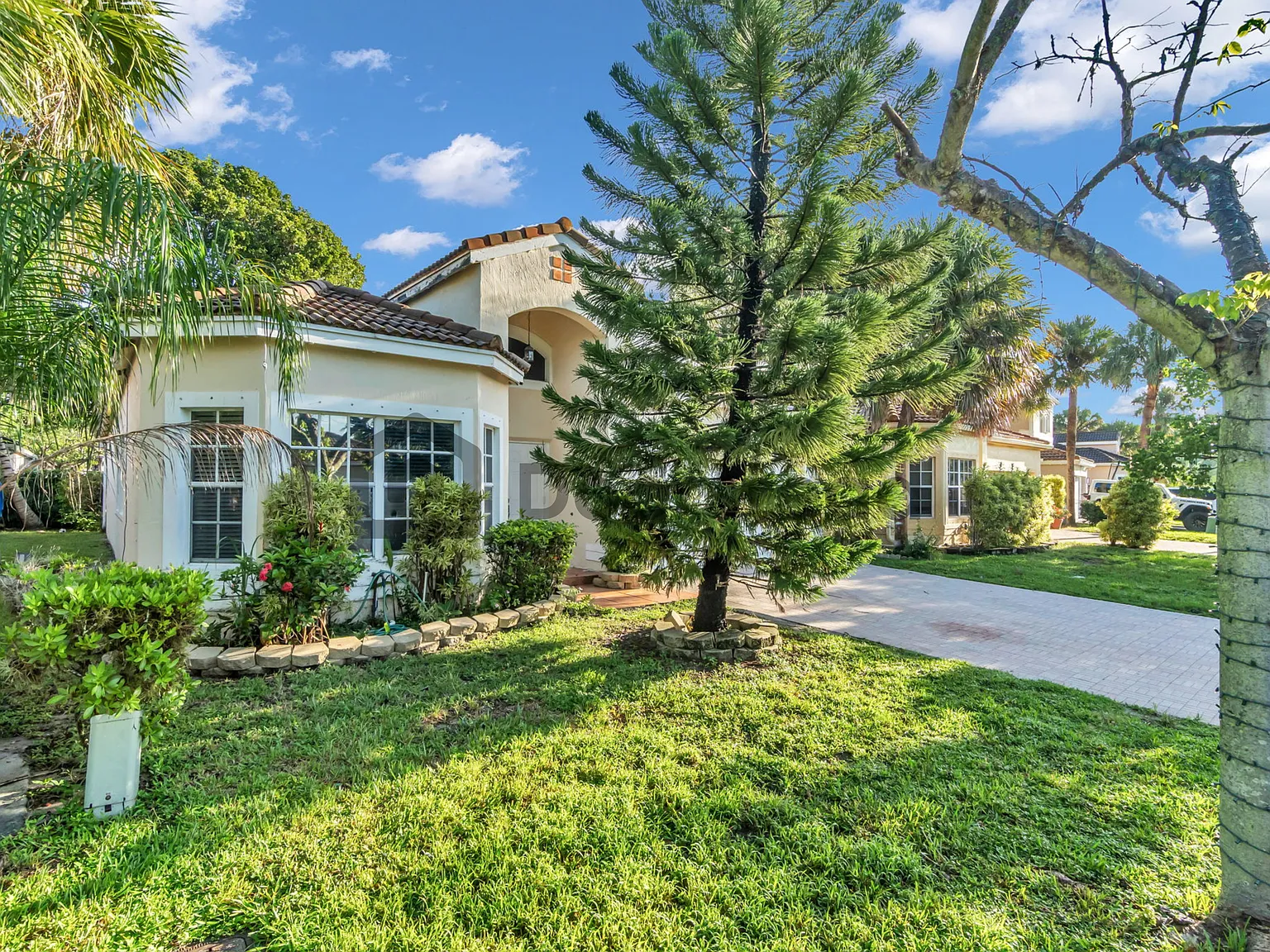 3 bed, 2.5 bath, 1946 sqft, $4,170 — Photo 2