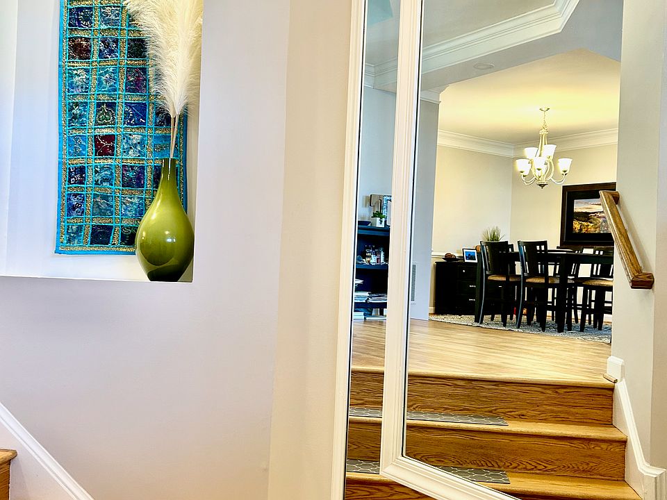 Foyer leading to main level LR,DR,etc.