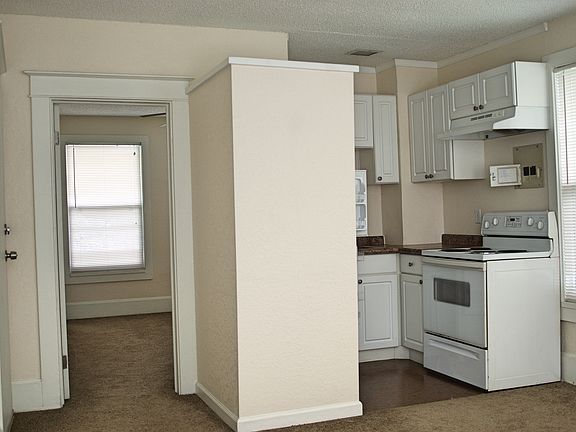 3rd image of 1702 Riverview Dr APT D