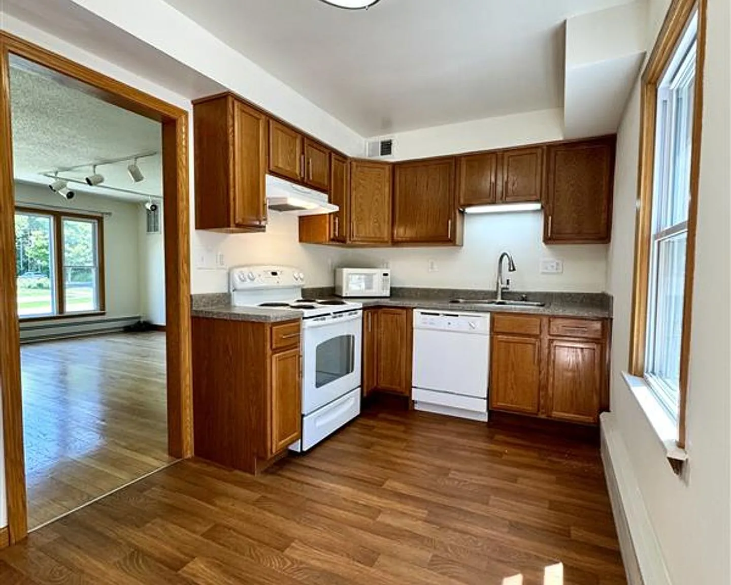 Great Location! 2-bed 1-bath Apartment — Photo 1