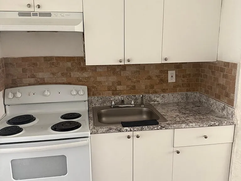 5521 SW 34th St #2 — Photo 8