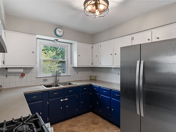 3rd image of 1880 Adelaide Blvd