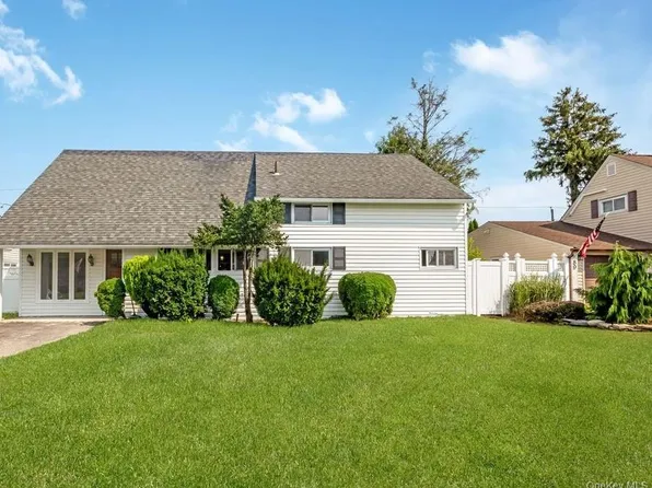 85 Twin Lane N, Wantagh, NY 11793