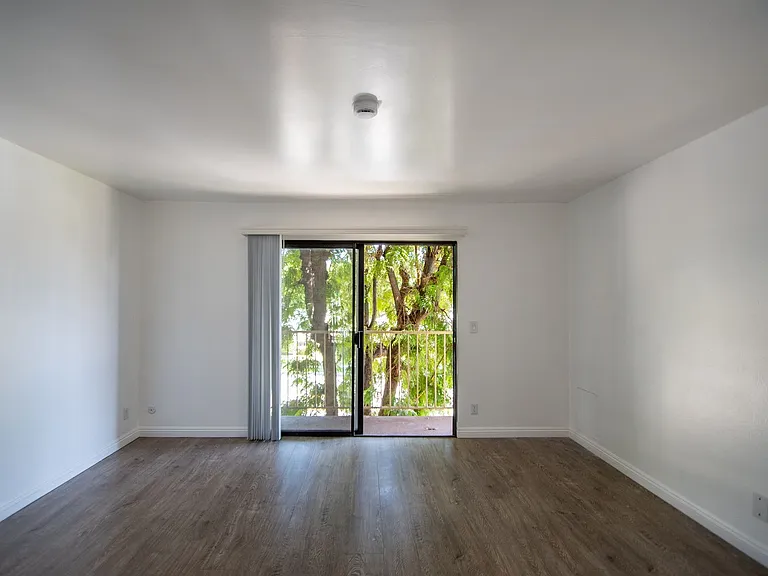 15128-44 Burbank Blvd — Photo 40