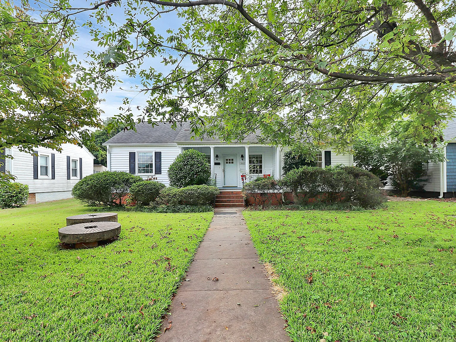 3 bed, 2.5 bath, 1800 sqft, $2,400 — Photo 2