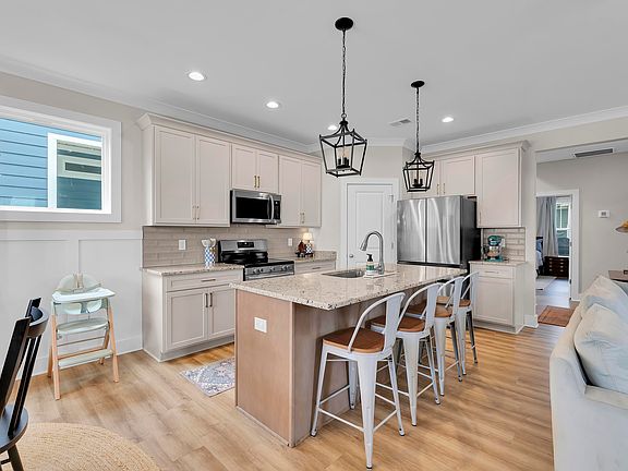 5th image of 213 Townsend Ave