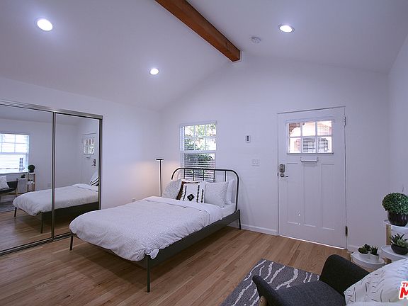 3rd image of 311 N Venice Blvd #1
