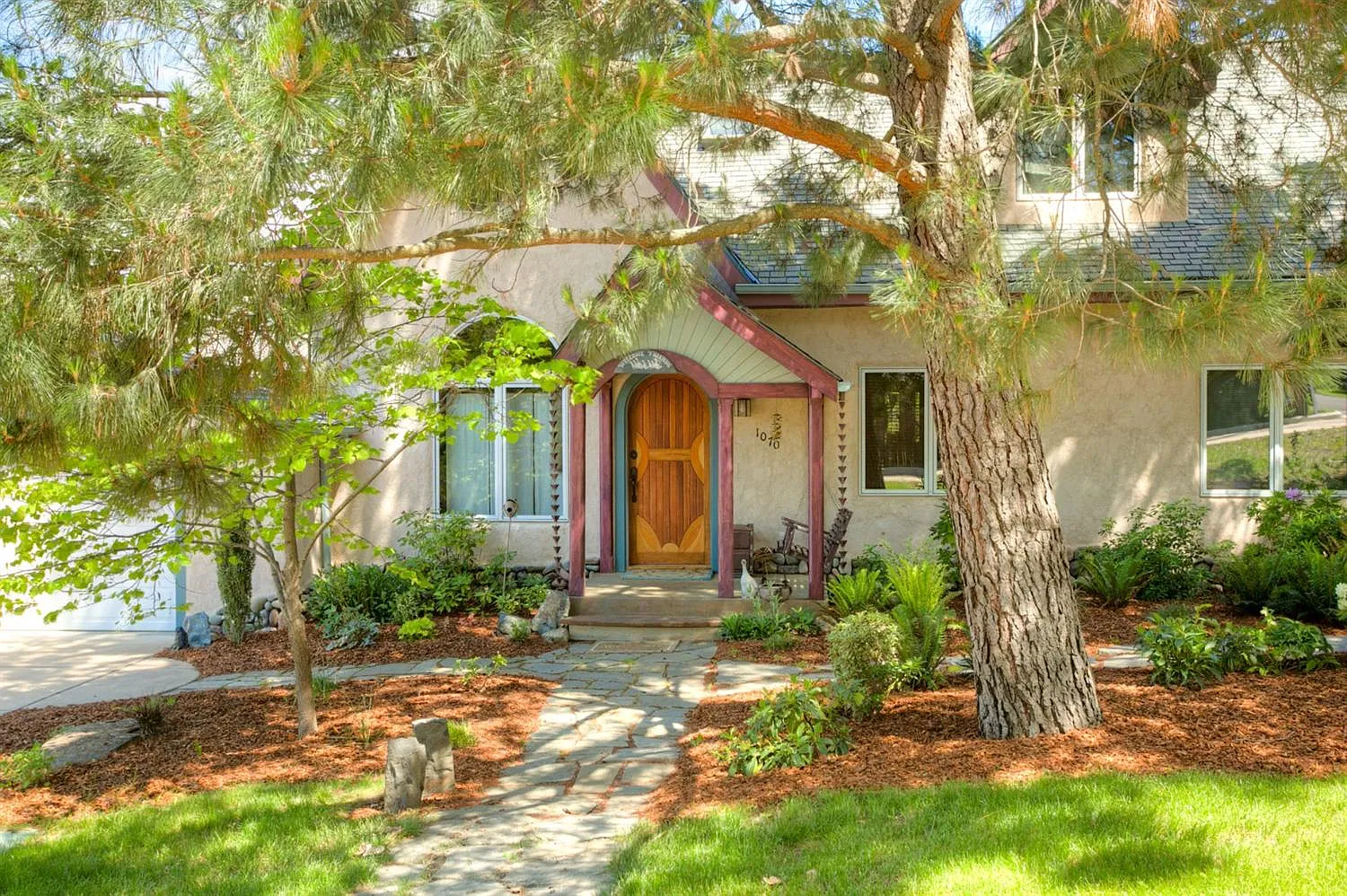1070 Plaza Ave photo 1