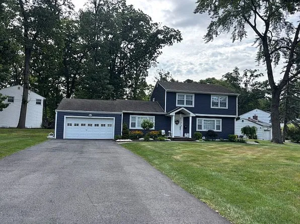 13 Tall Oaks Dr, East Brunswick, NJ 08816