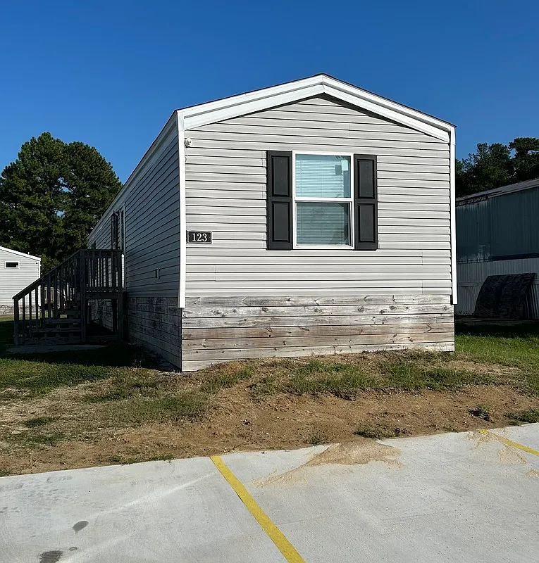3 bed, 2.0 bath, $1,050 — Photo 1