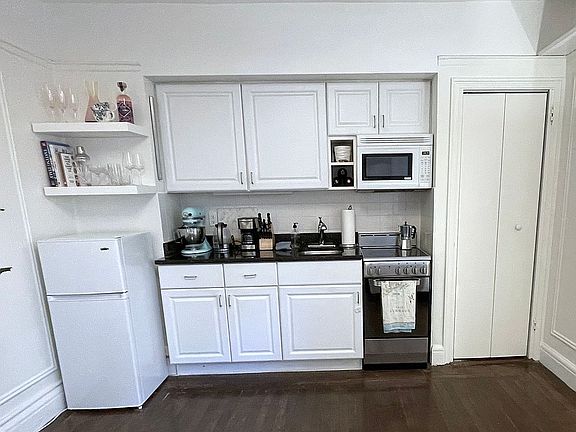 2nd image of 325 W 45th St APT 600