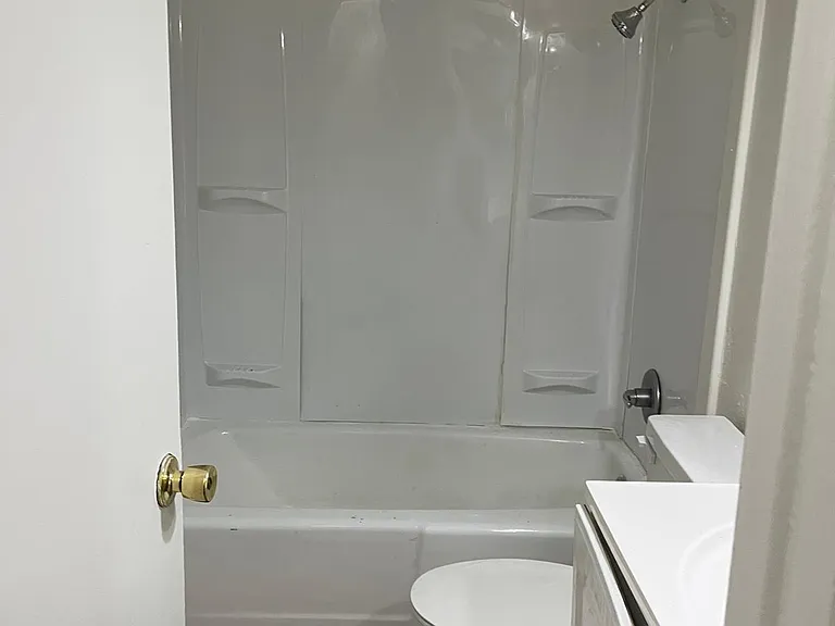 3906 Victoria St — Photo 8