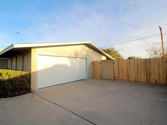 2nd image of 901 E 10th Pl